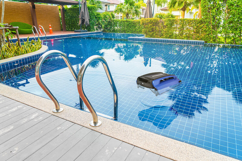 Betta SE Solar Powered Smart Robotic Pool Skimmer